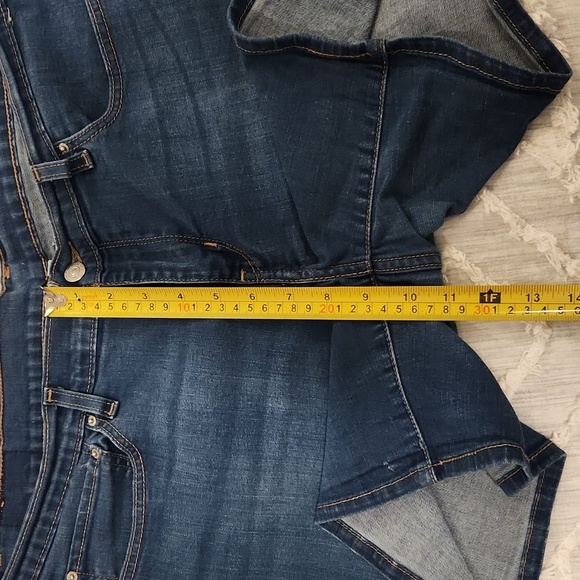 Medium wash Levi's jean shorts size 33! - Picture 9 of 11